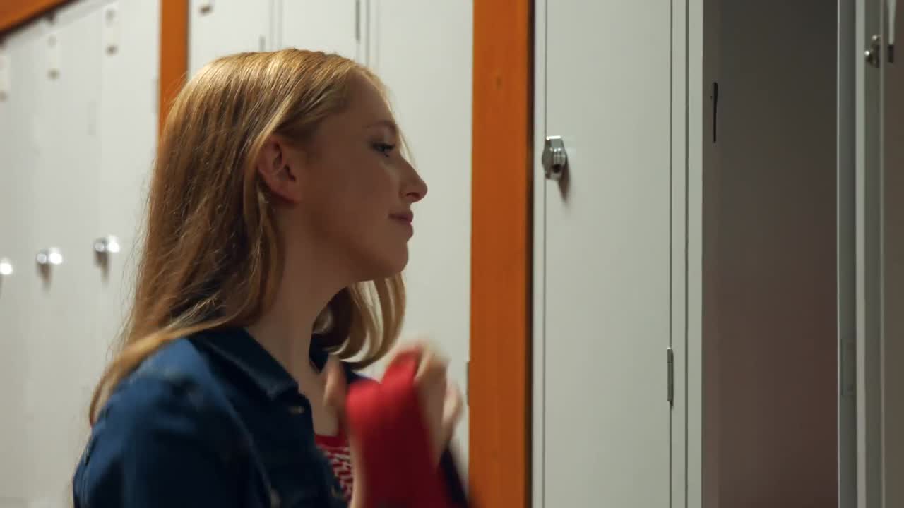 estudiante recogiendo sus libros escolares de un armario