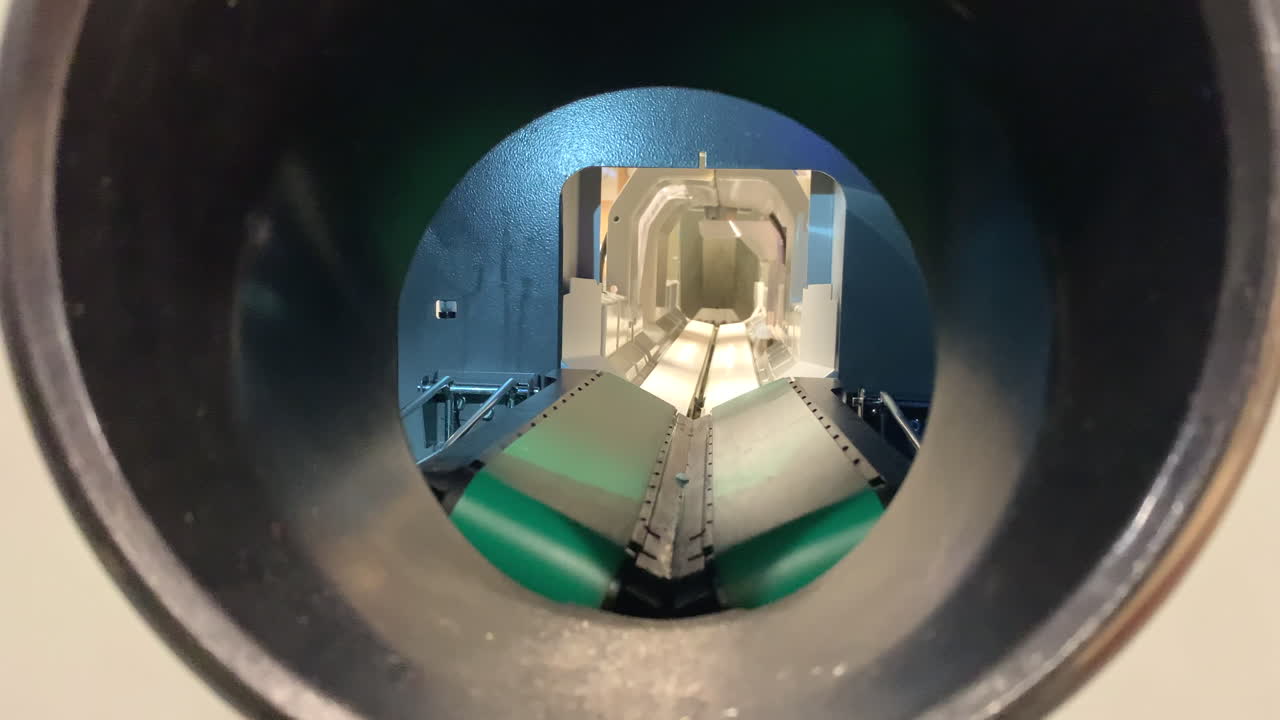 여자는 현금으로 교환하기 위해 슈퍼마켓 역 자동 판매기에 유리 병을 놓습니다.