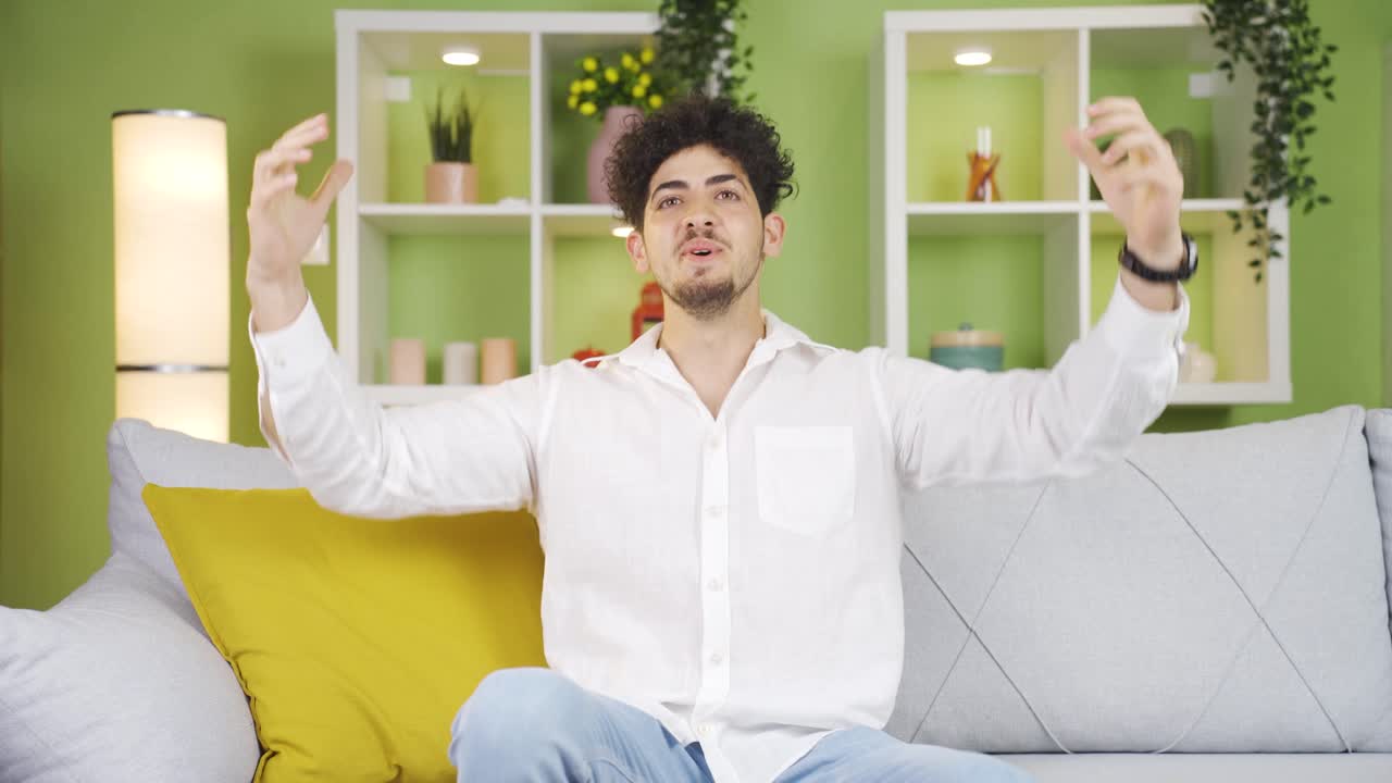 젊은이는 자신이 찾고 있는 것을 찾았을 때 행복합니다.