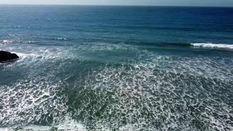 Olas-En-La-Playa-De-Arena-Mirando-Hacia-El-Horizonte