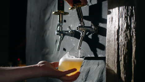 bier schenken in een bar.