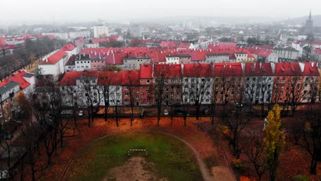 Eine-Hochfliegende-Drohnenaufnahme-Einer-Herbstlichen-Stadt-An-Einem-Kalten-Tag-In-Polen