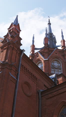 exterior de la iglesia de ladrillo rojo