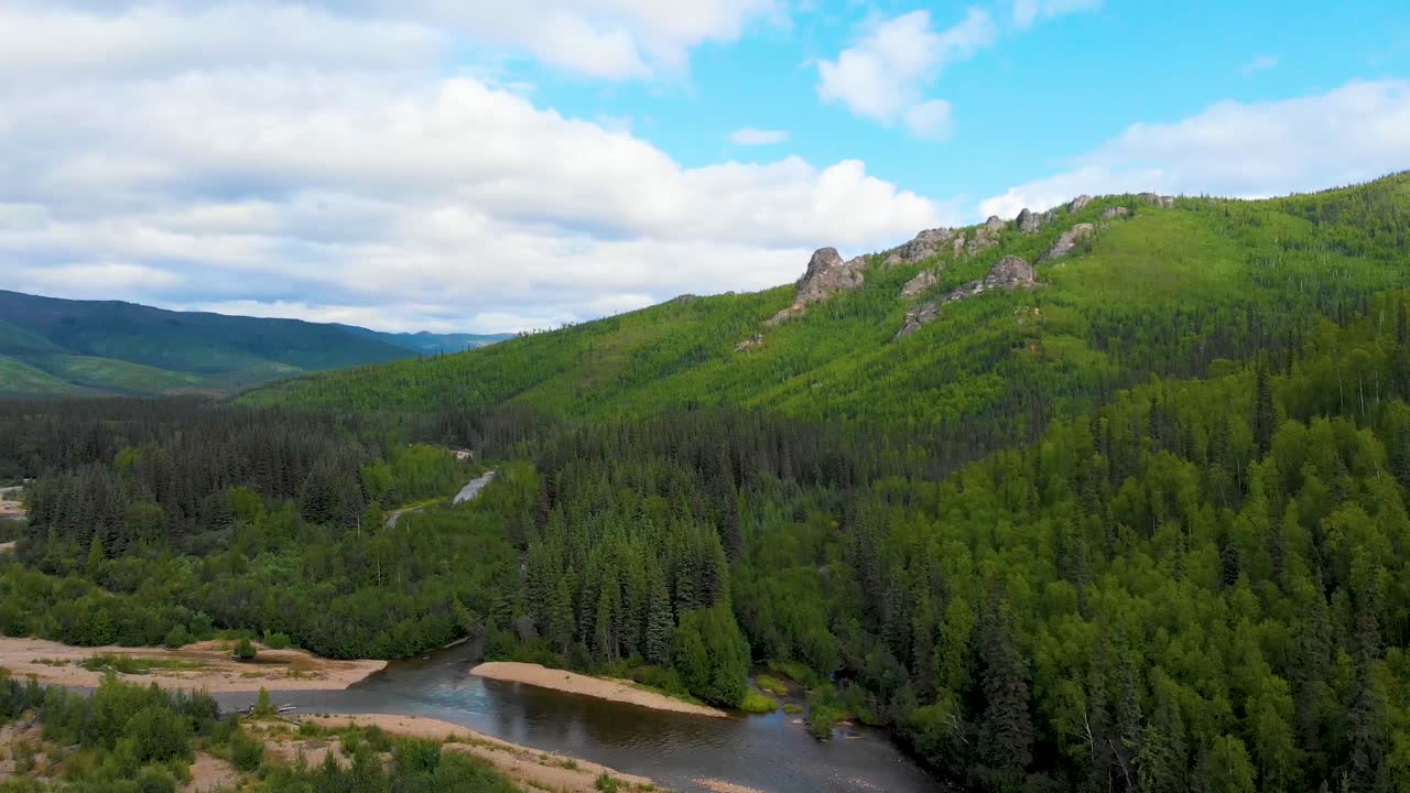 video de drones de 4k de montañas sobre el río chena en el comienzo del sendero angel rocks cerca del complejo de aguas termales de chena en fairbanks, alaska