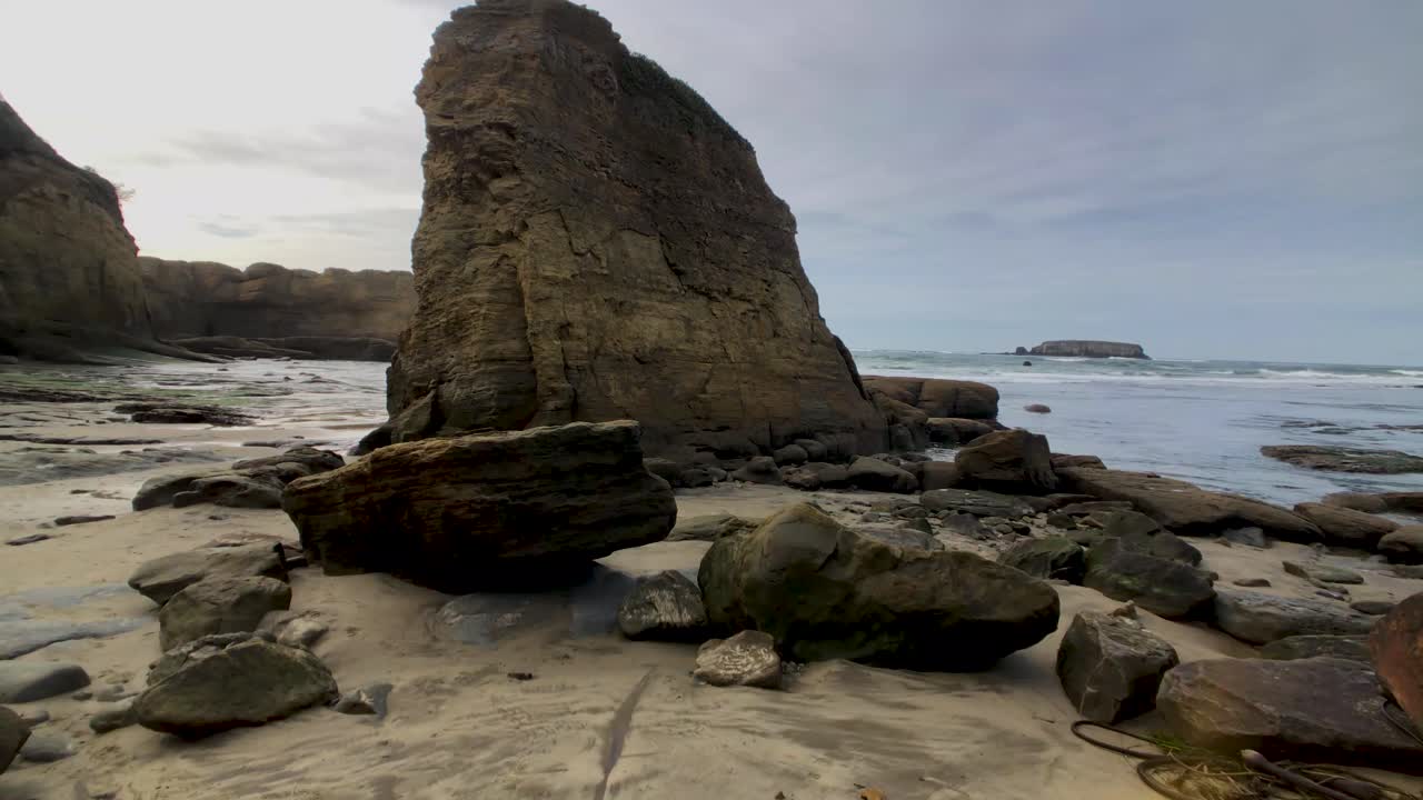 Dramatic Rocky Coastline in Oregon with boulders and seaweed