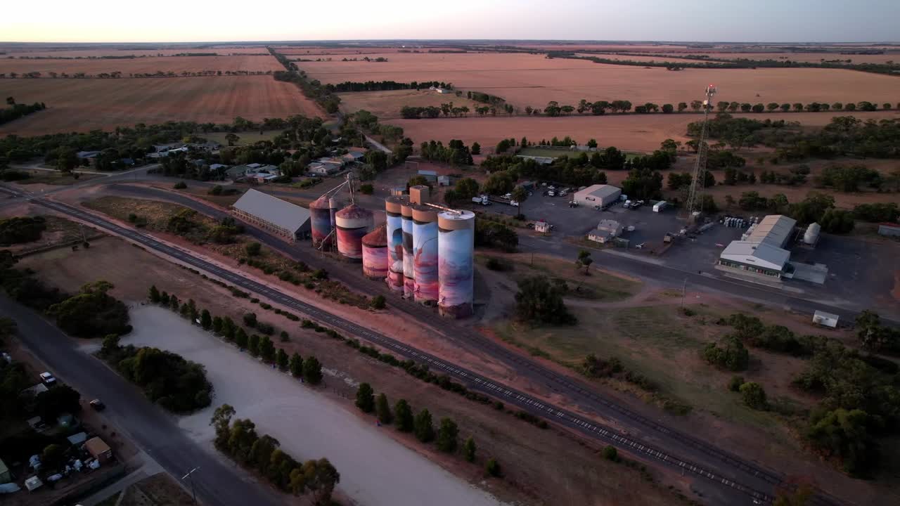 Mural auf Silo, Luftaufnahme aus der Vogelperspektive bei Sonnenaufgang, Sea Lake, Australien.