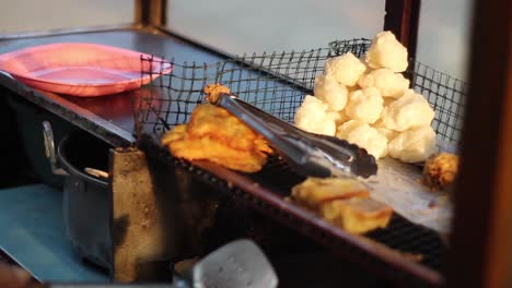 Frittiertes-Essen-In-Einer-Vitrine,-Die-Am-Straßenrand-Verkauft-Wird