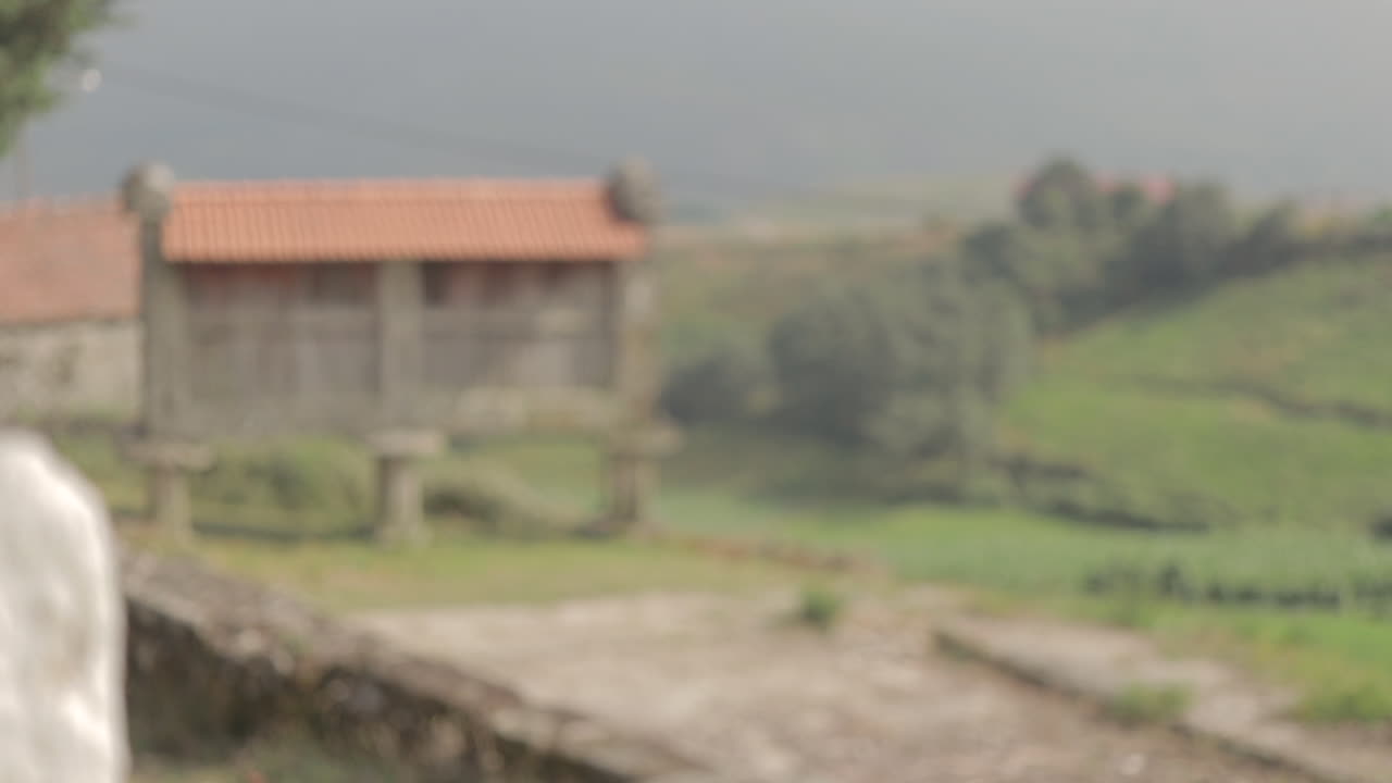 포르투갈의 언덕 friaes tras-os-montes에 있는 시골 마을의 에스피게이로라는 곡창에 초점을 맞춥니다.