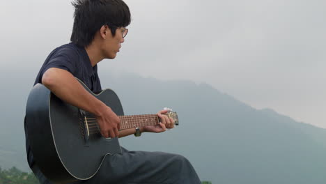 Close-up-side-view-of-a-male-guitarist-playing