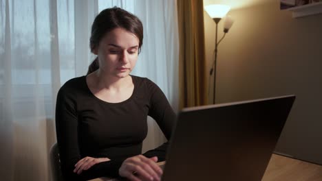 Mädchen-Surft-Auf-Laptop-Im-Internet---Nahaufnahme