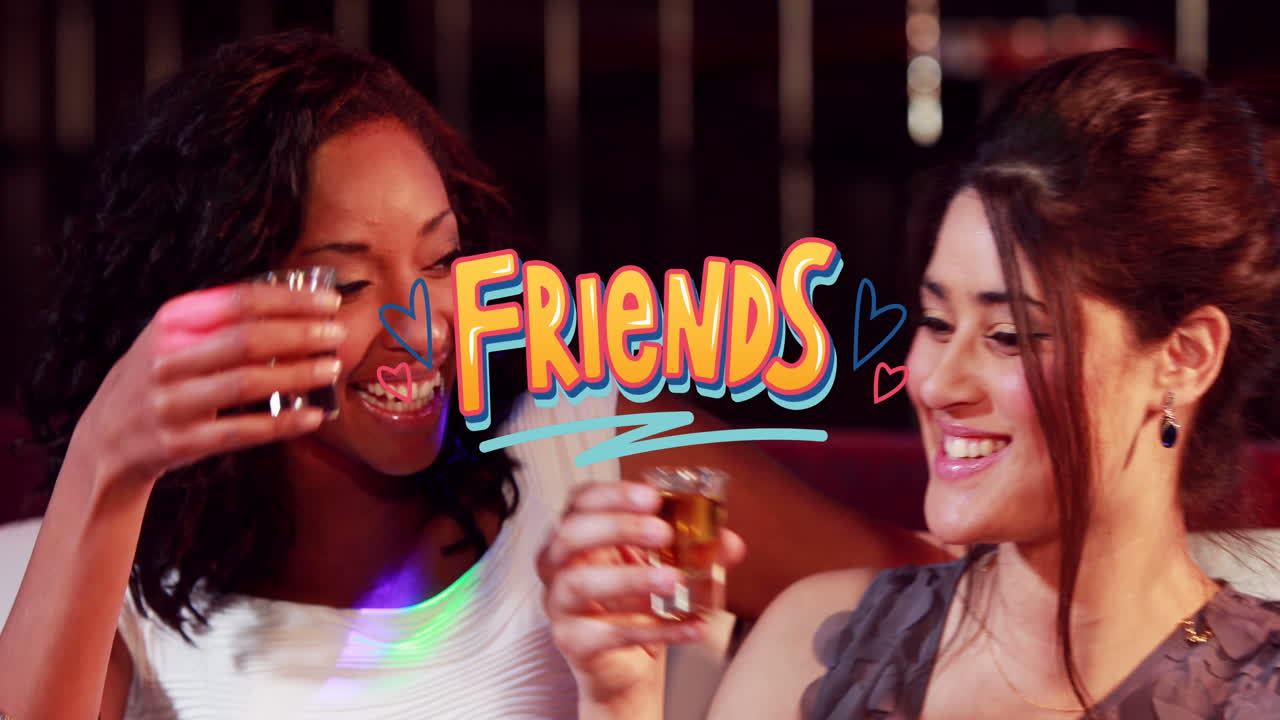 Animazione della scritta 'friends' sopra amiche felici di diverse etnie che bevono