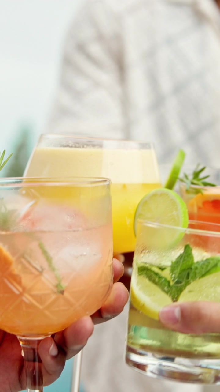 Gruppo di Amici che Brinda con Cocktail Colorati all'Aperto