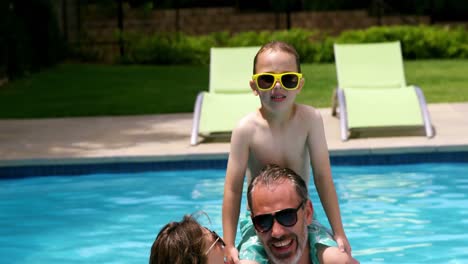 Familia-Disfrutando-En-La-Piscina