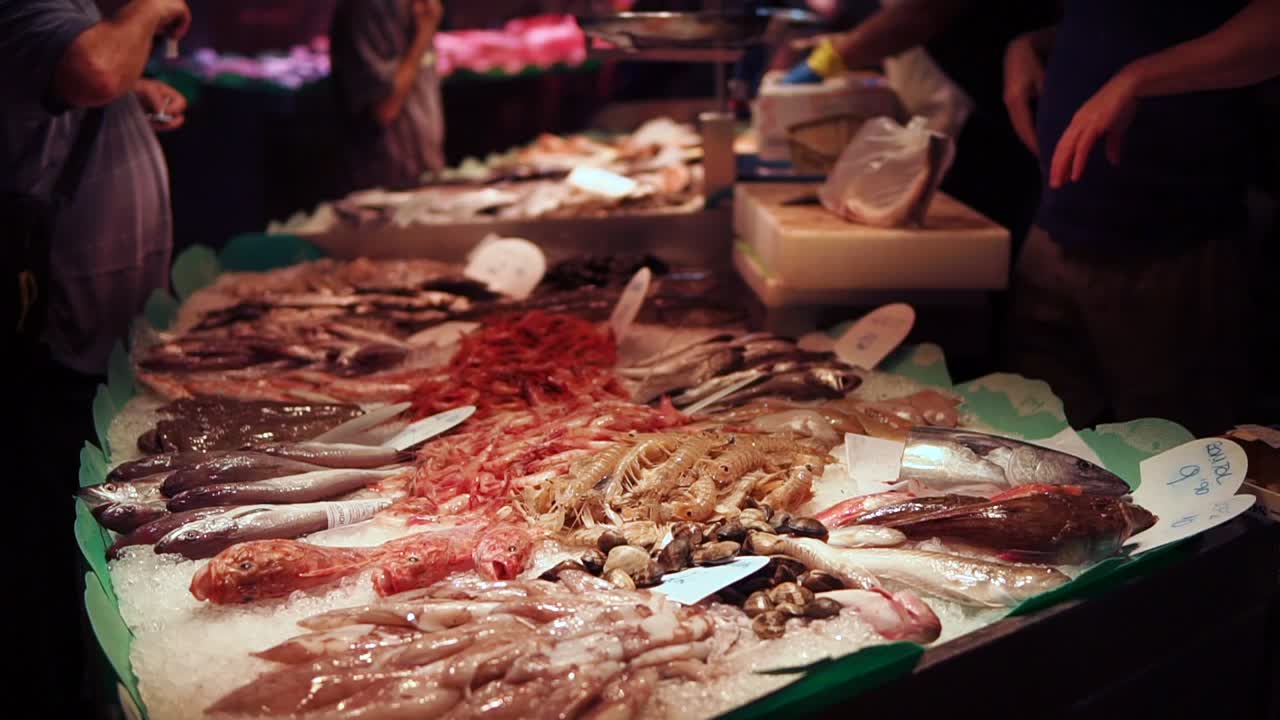 mariscos frescos en un mercado