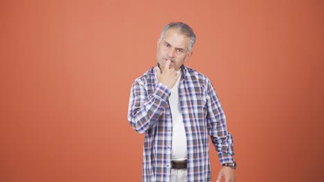 el hombre se está mordiendo las uñas.