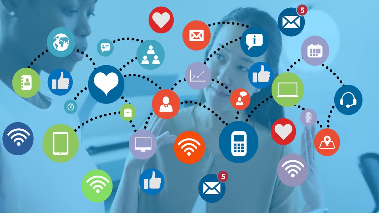 animación de conexiones con iconos tecnológicos sobre diversas compañeras de trabajo en la oficina