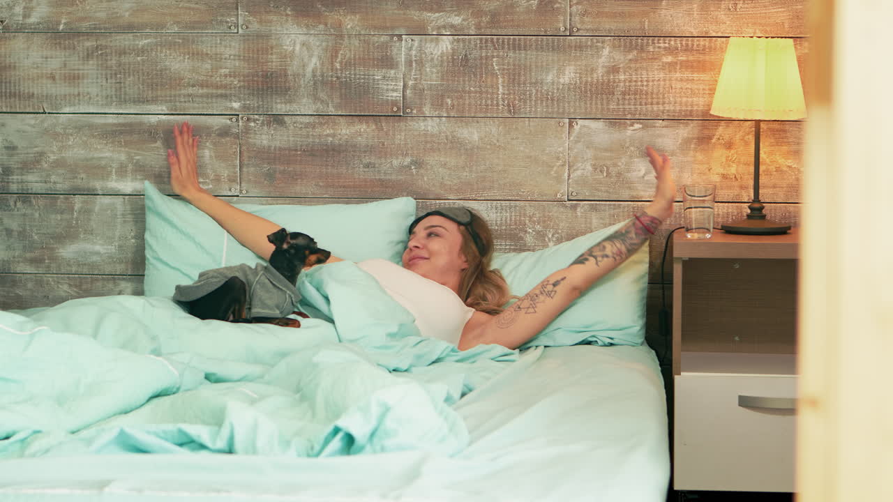 hermosa mujer joven en pijama quitándose la máscara de sueño