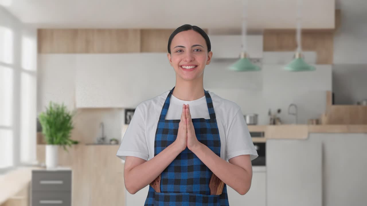 ama de casa india feliz haciendo namaste