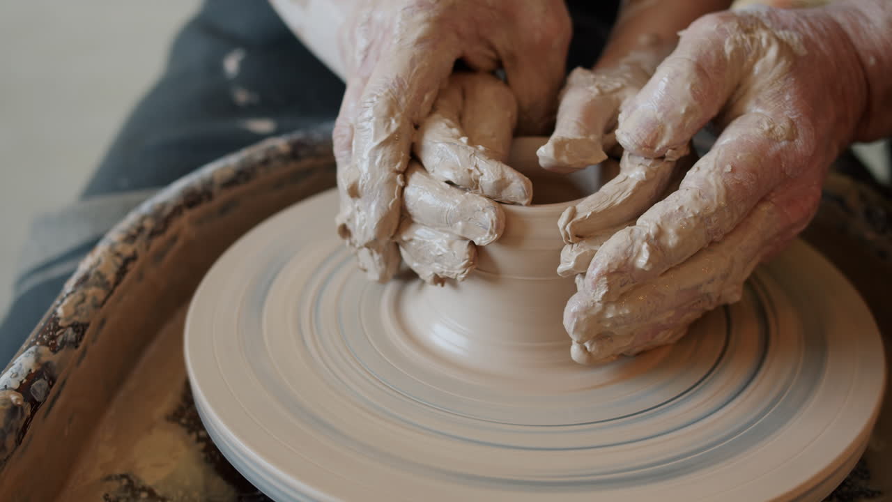 도자기 바 에 점토 를 는 손 들