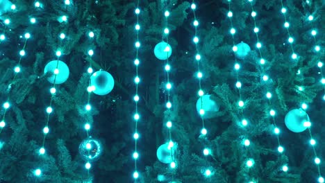 luces de colores parpadeantes en un árbol de navidad