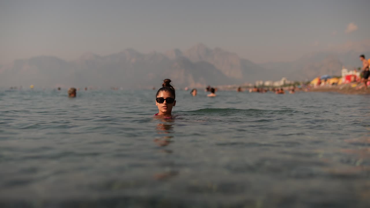 바다에서 수영하는 여자