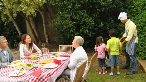 Familie-Und-Großeltern-Beim-Grillen