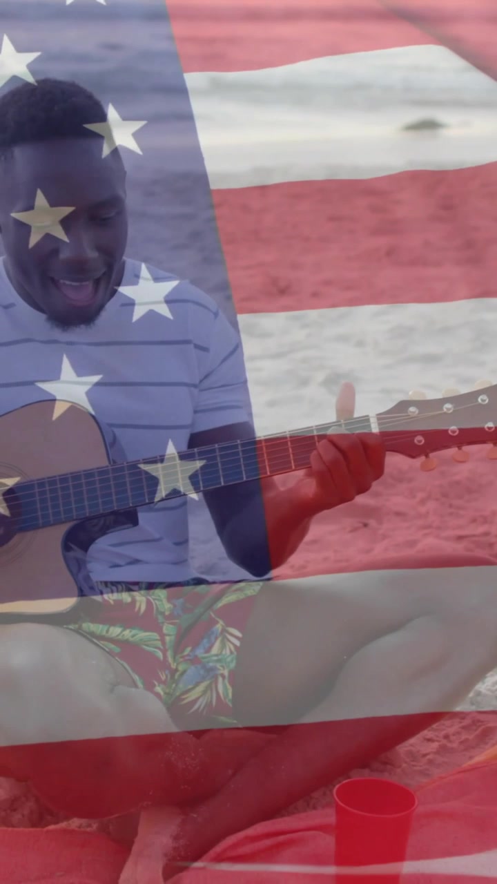 Animasi bendera AS di atas teman-teman beragam yang bahagia sedang bermain gitar di pantai di musim panas