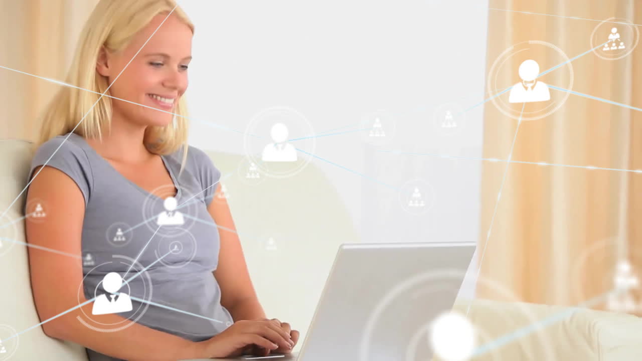 animación de una red de iconos conectados en círculos sobre una mujer blanca feliz usando una computadora portátil