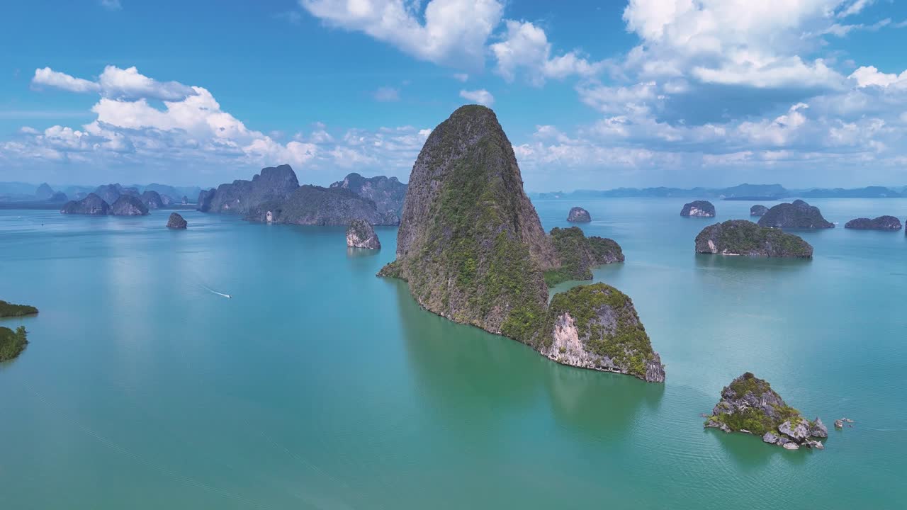 Cảnh quay bằng drone ghi lại những hòn đảo đá vôi tuyệt đẹp của Vịnh Phang Nga, Thái Lan, dưới bầu trời trong xanh và làn nước xanh ngọc bích rực rỡ.