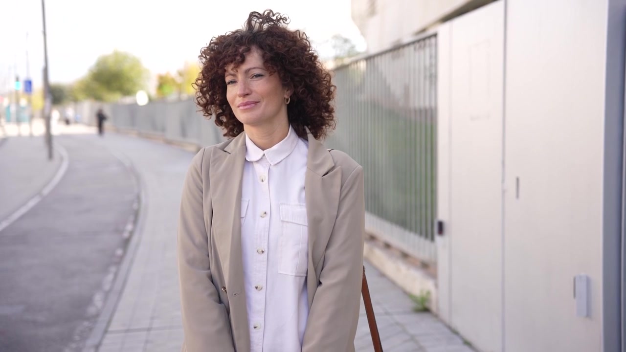 Una donna elegante che si gode deliziosamente una divertente giornata di shopping con borse colorate in mano