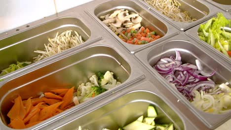 preparación de la masa: contenedores llenos de verduras picadas de colores