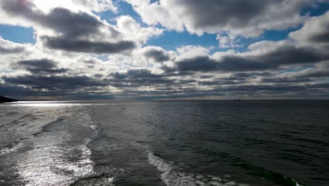 excelente rebote de nubes sobre el lago michigan en la costa oeste de michigan