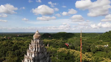 佛教寺廟上空飛翔 phnom 專業人士在柬埔寨kampong cham露出佛頭