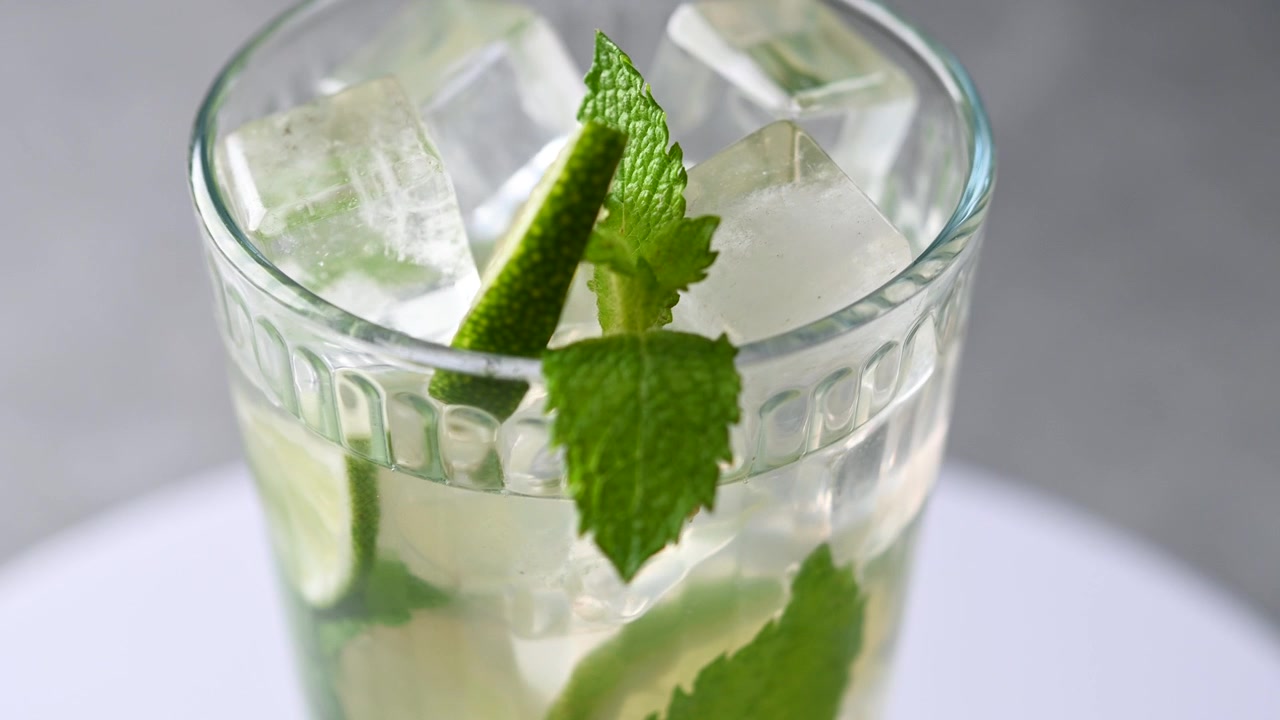 Pyörivä mojito-cocktail