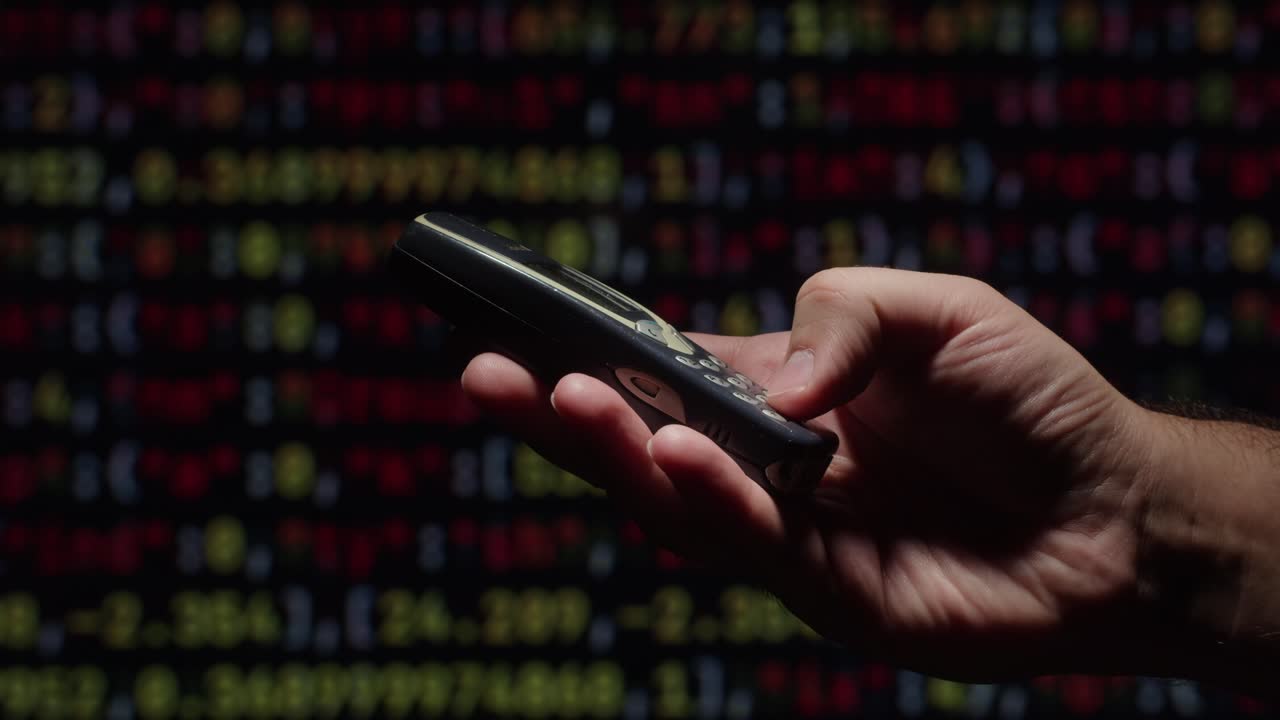 mano con un viejo teléfono móvil nokia