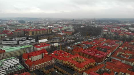 Impresionante-Vista-Aérea-Del-Centro-De-La-Ciudad-De-Haga-Con-Horizonte-Y-Edificios-En-Un-Día-De-Invierno-Nublado-Y-Lluvioso-En-La-Ciudad-De-Gotemburgo,-Suecia