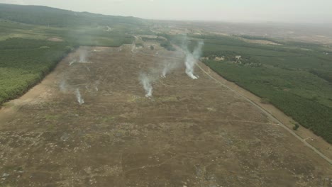 fumar incendios limpieza de tierras para el pastoreo y cultivo de ganado por encima de las laderas del kilimanjaro en kenia