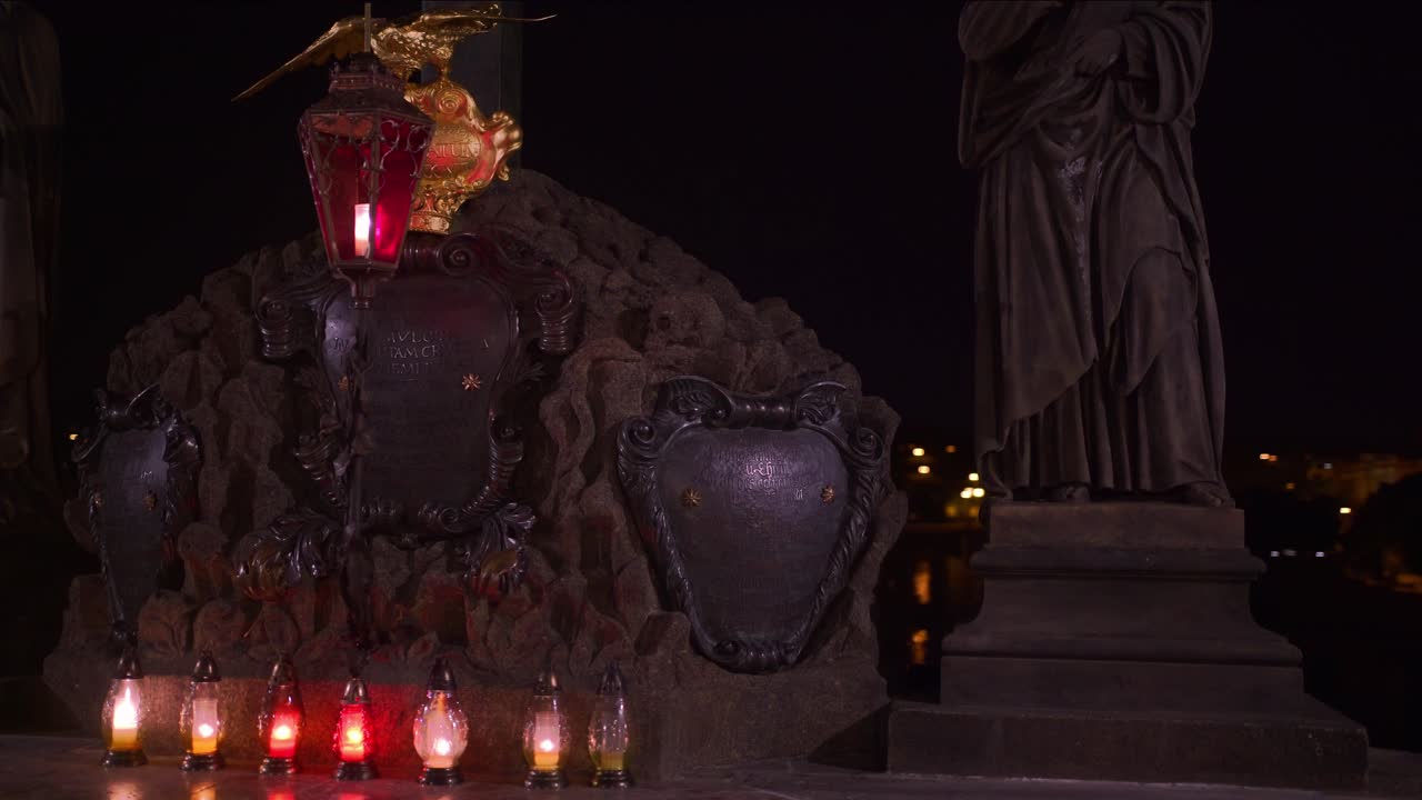 Camminando davanti alla statua del Sacro Crocifisso e del Calvario di notte sul Ponte Carlo. Campo medio