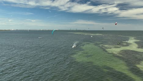 los kitesurfistas en san petersburgo, florida