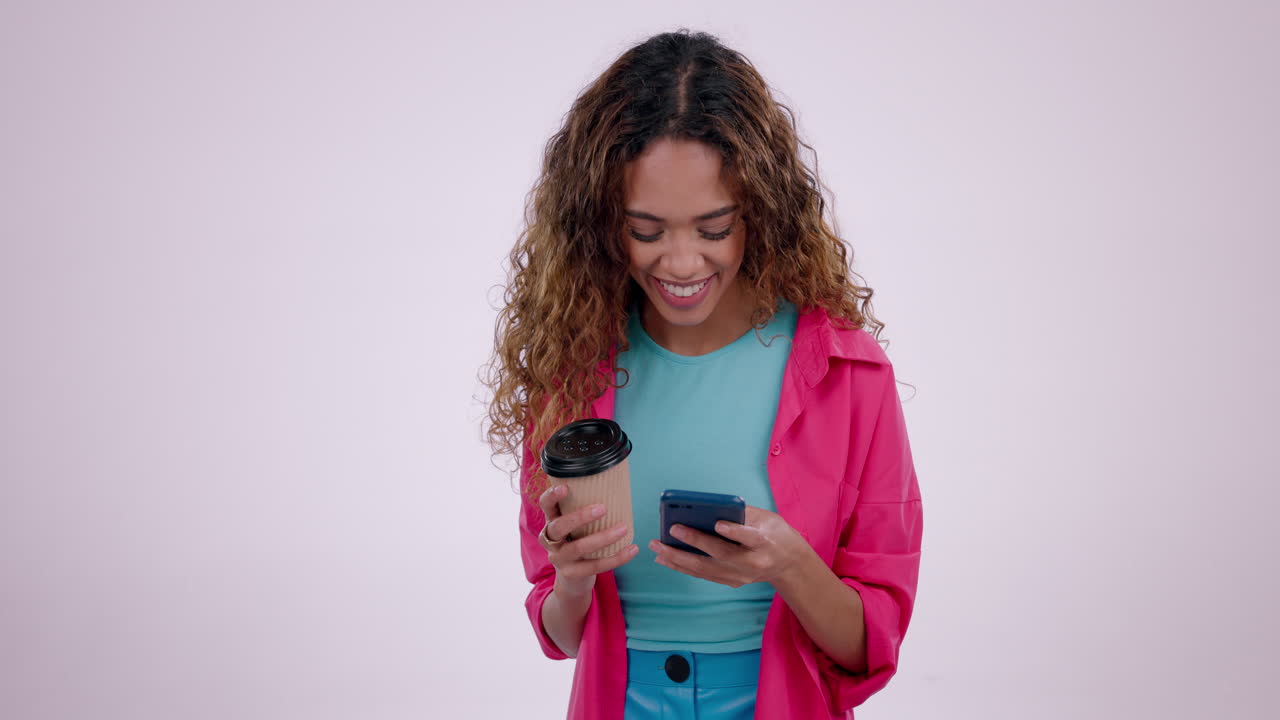 felice, donna e legge durante la pausa caffè