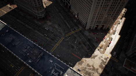 vista aérea de una concurrida calle de la ciudad con edificios altos