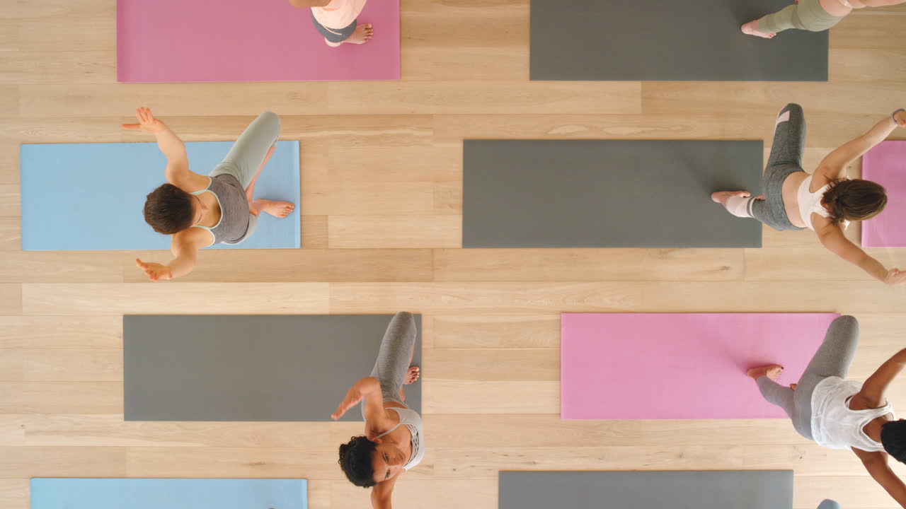 Meditazione, esercizio e lezione di yoga: vista dall'alto