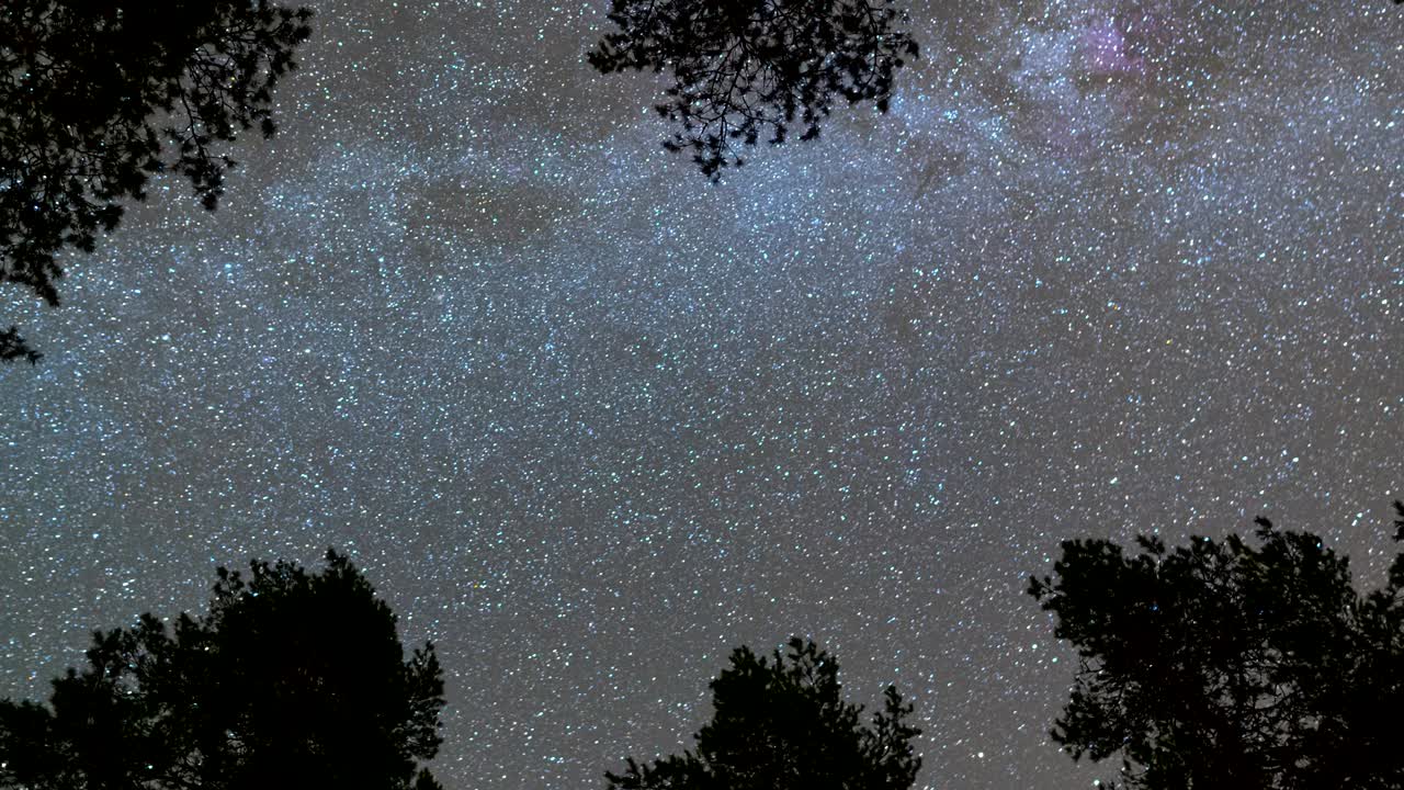 밤하늘에서 움직이는 별과 은하계의 타임 스 (time lapse of moving stars and milky way galaxy in night sky)