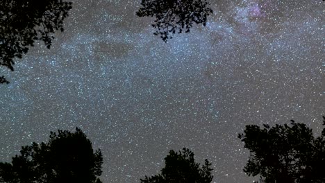 el lapso de tiempo de las estrellas en movimiento y la galaxia de la vía láctea en el cielo nocturno.