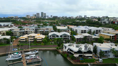 Luftdrohne-Des-Yachthafens-Mit-Booten,-Yachten-Und-Der-Stadt-Im-Hintergrund-Von-Dinah-Beach-Marina-Darwin,-NT,-Australien