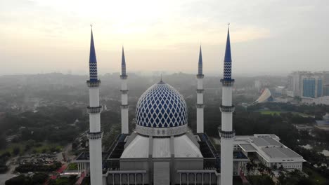 vista aérea de la mezquita del sultán salahuddin abdul aziz o localmente conocida como la mezquita shah alam