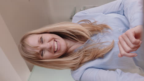 madre feliz teniendo video chat saludando al bebé en el teléfono inteligente sonriendo disfrutando de la conexión en línea pantalla vertical