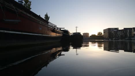 Boats-docked-in-the-river-at-dawn