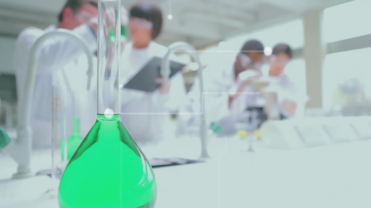 실험실에서 일하는 다양한 남녀 과학자들에 대한 데이터 네트워크의 애니메이션