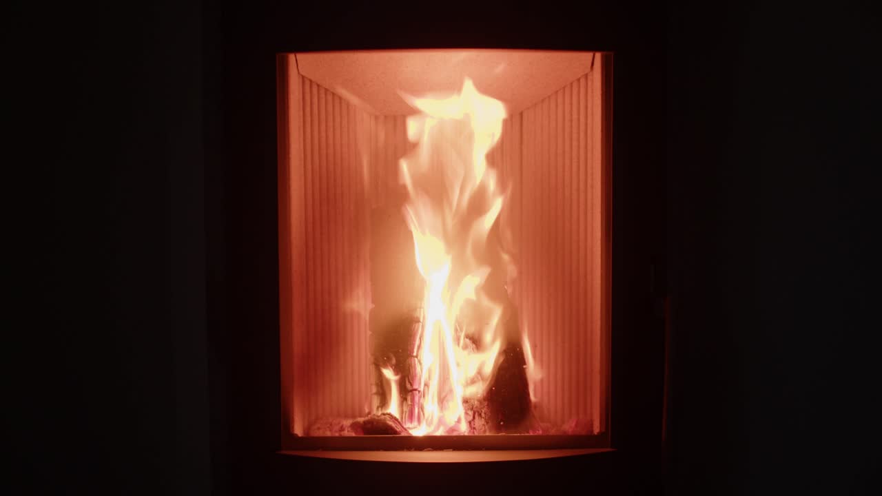 дом согревает горящий камин с дровами, оранжевое пламя, статичный вид